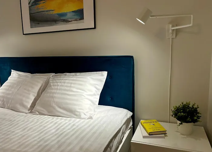 3br With Free Wifi & Parking Apartment