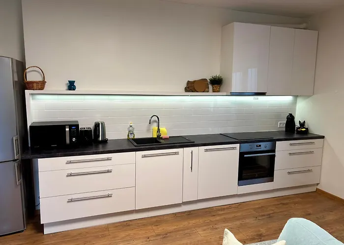 3br With Free Wifi & Parking Apartment