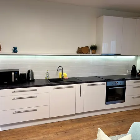 3br With Free Wifi & Parking Apartment